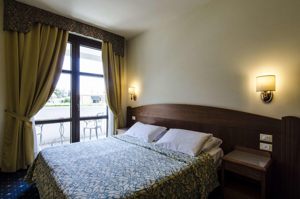 Hotel Smeraldo ลาซีเซ ภายนอก รูปภาพ